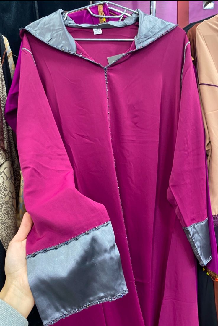 Jlaba moderne satin dans les mains